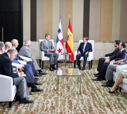 Don Felipe y Su Excelencia Laurentino Cortizo, Presidente electo de la República de Panamá junto a las  autoridades panameñas y españolas presentes en